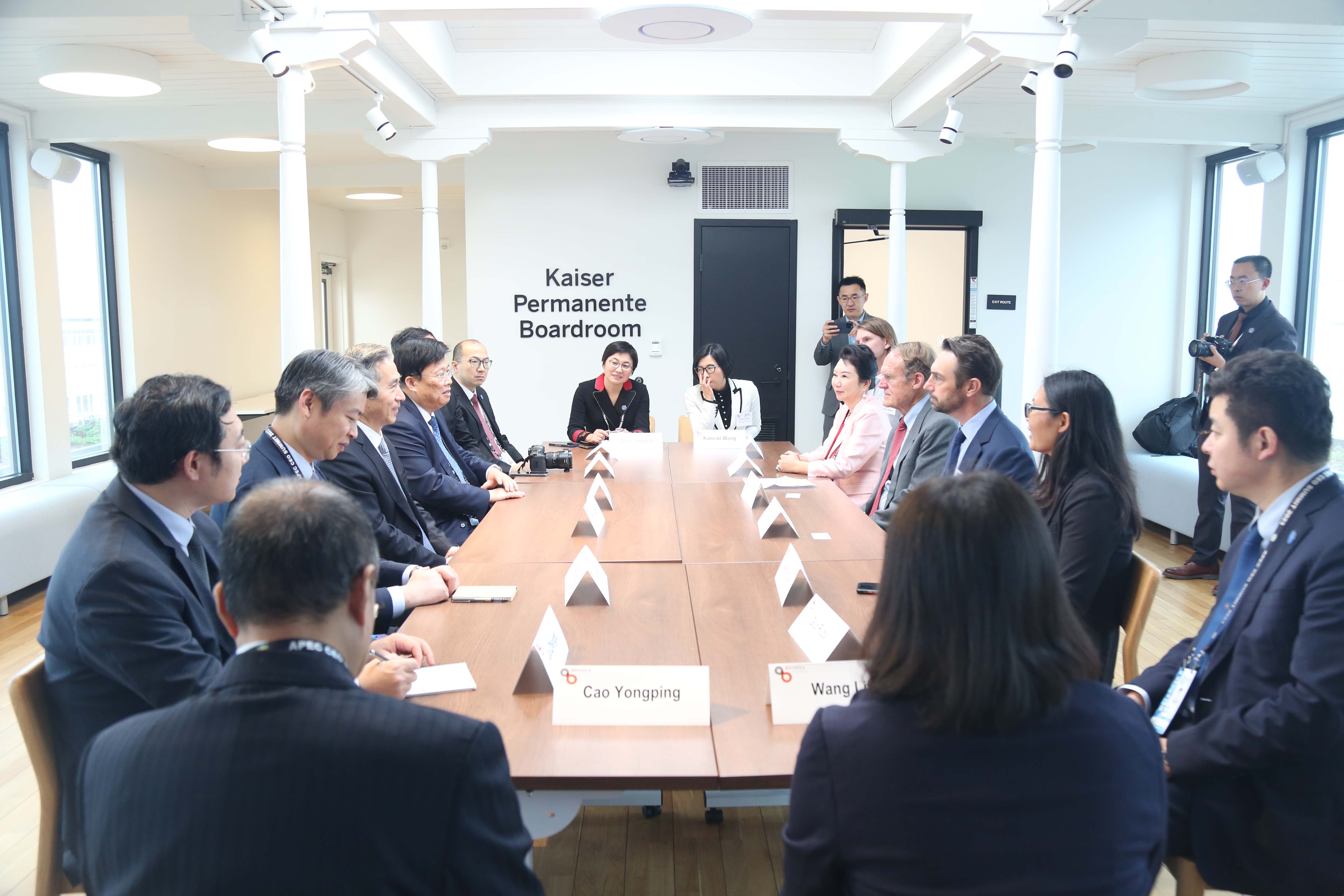 k8凯发官网集团董事局李俐与中国贸促会会长任鸿斌交流